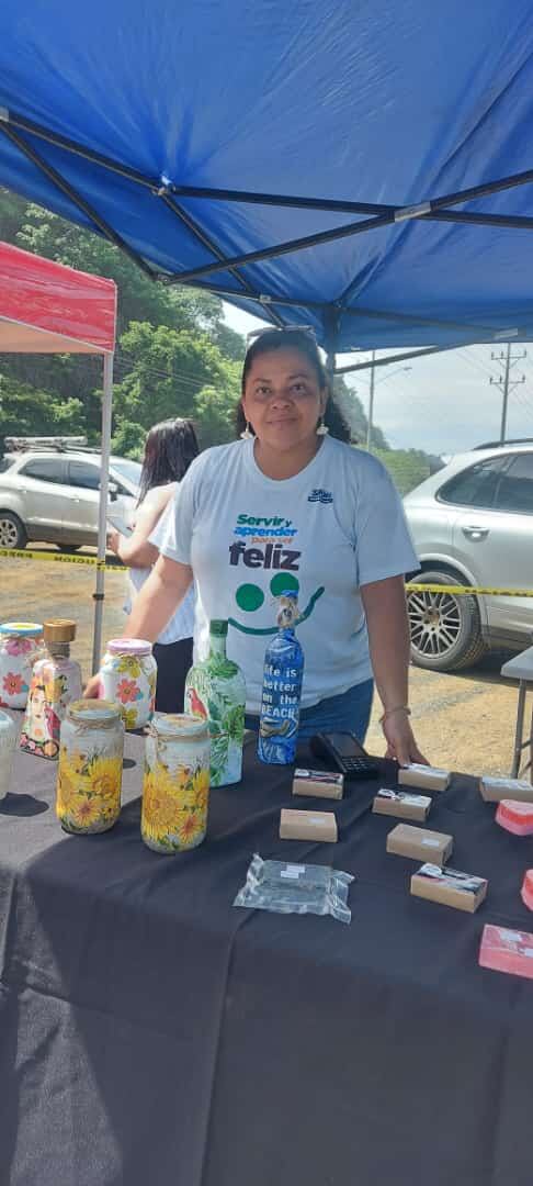 Entre costuras. Así se llama el programa que enseña a hombres y mujeres a coser, en la Fundación Sifais, sede Pacífico Central. En la foto, la profesora Guiselle Centeno