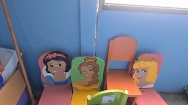 Niños con necesidades especiales reciben clases en una escuela que da ganas de llorar
