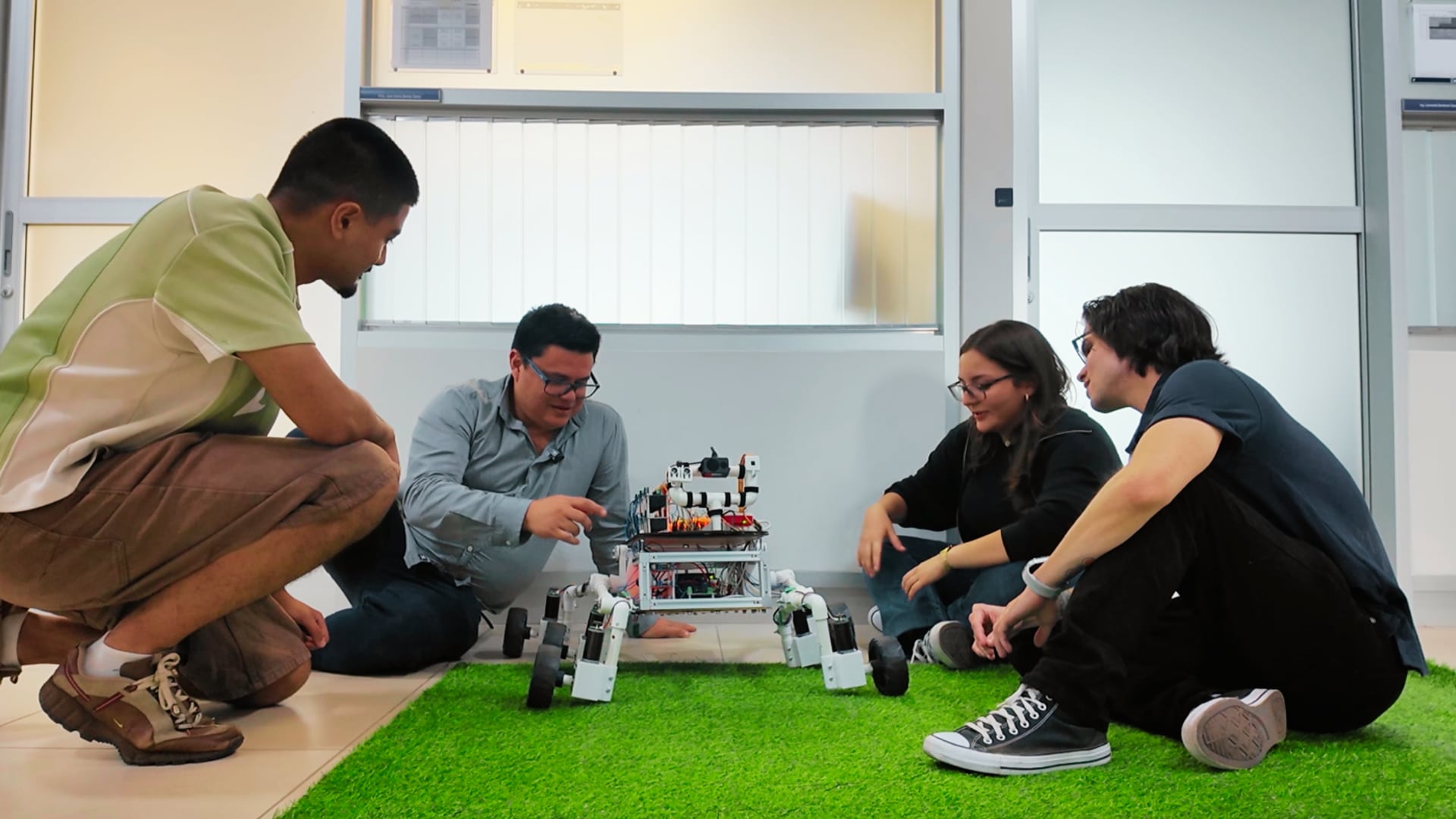 Estudiantes del TEC construyen desde cero un vehículo que desde la Tierra se prepara para ayudar en la Luna