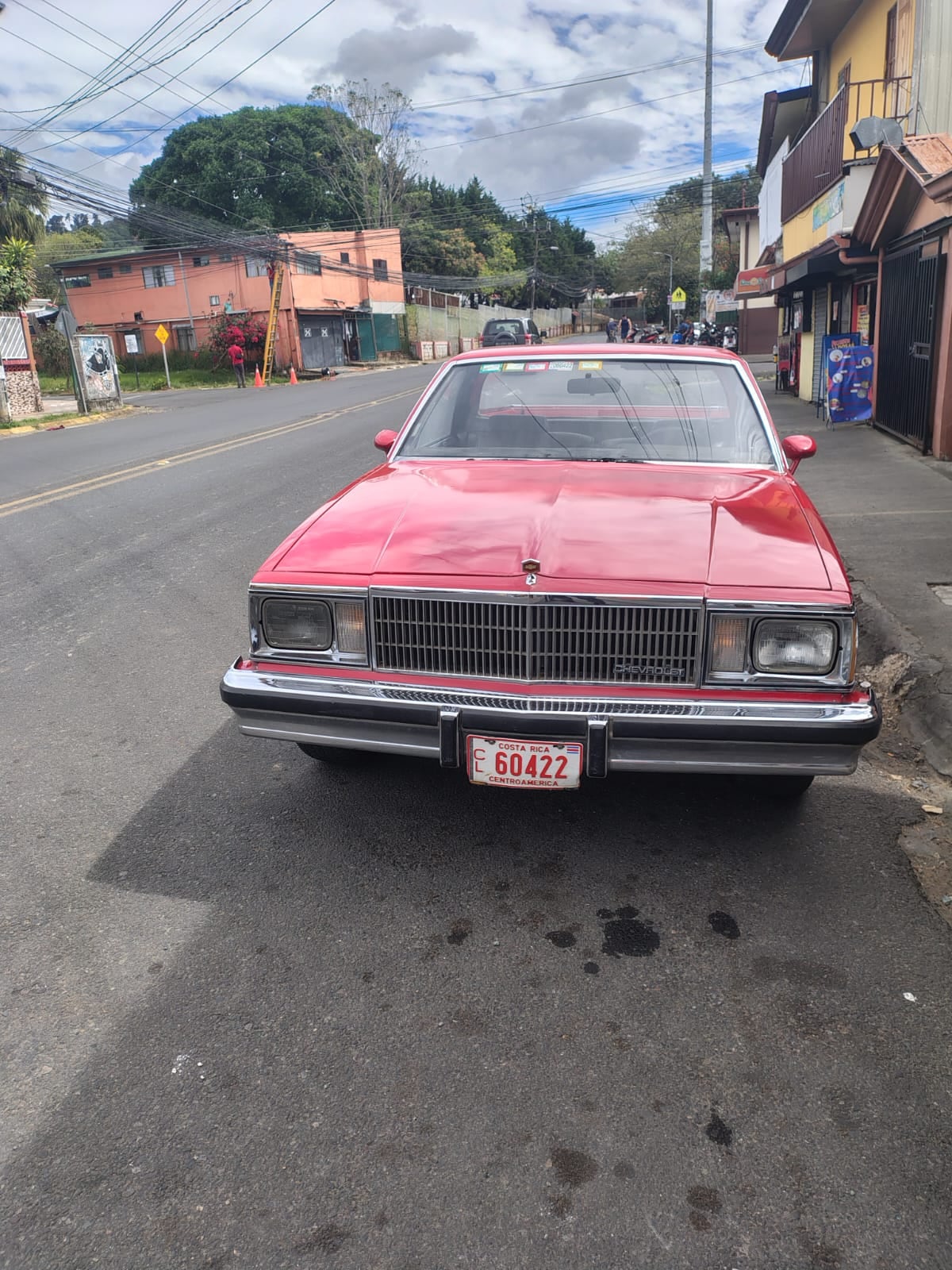 Don Luis Chinchilla tiene dos Chevrolet El Camino 1978, idénticos.