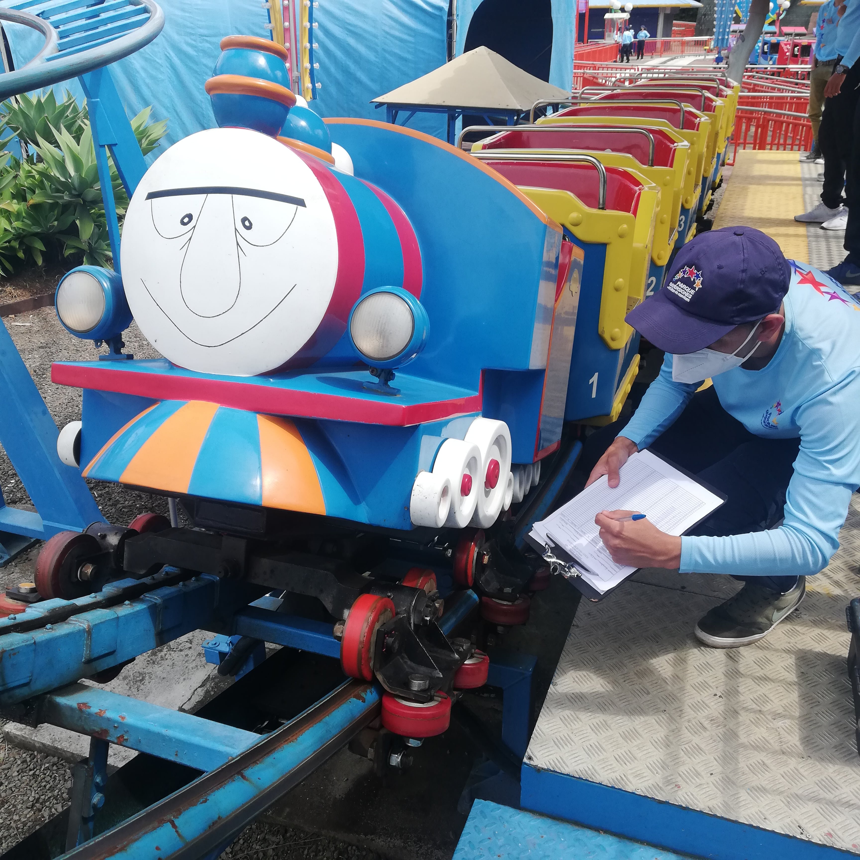 El 1 de diciembre, y después de 20 meses cerrado por la pandemia, el Parque Nacional de Diversiones reabre sus puertas al público, bajo estrictos protocolos higiénicos; el 17 de noviembre los visitamos para ver los avances en la puesta a punto de las 30 atracciones. En la foto, Geovanny Romero Mora examina los detalles del Teletren.