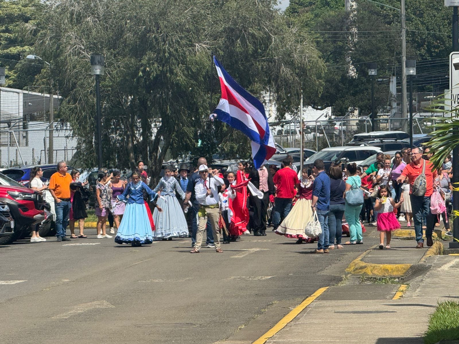 En el Hospital de Alajuela hubo desfile de faroles