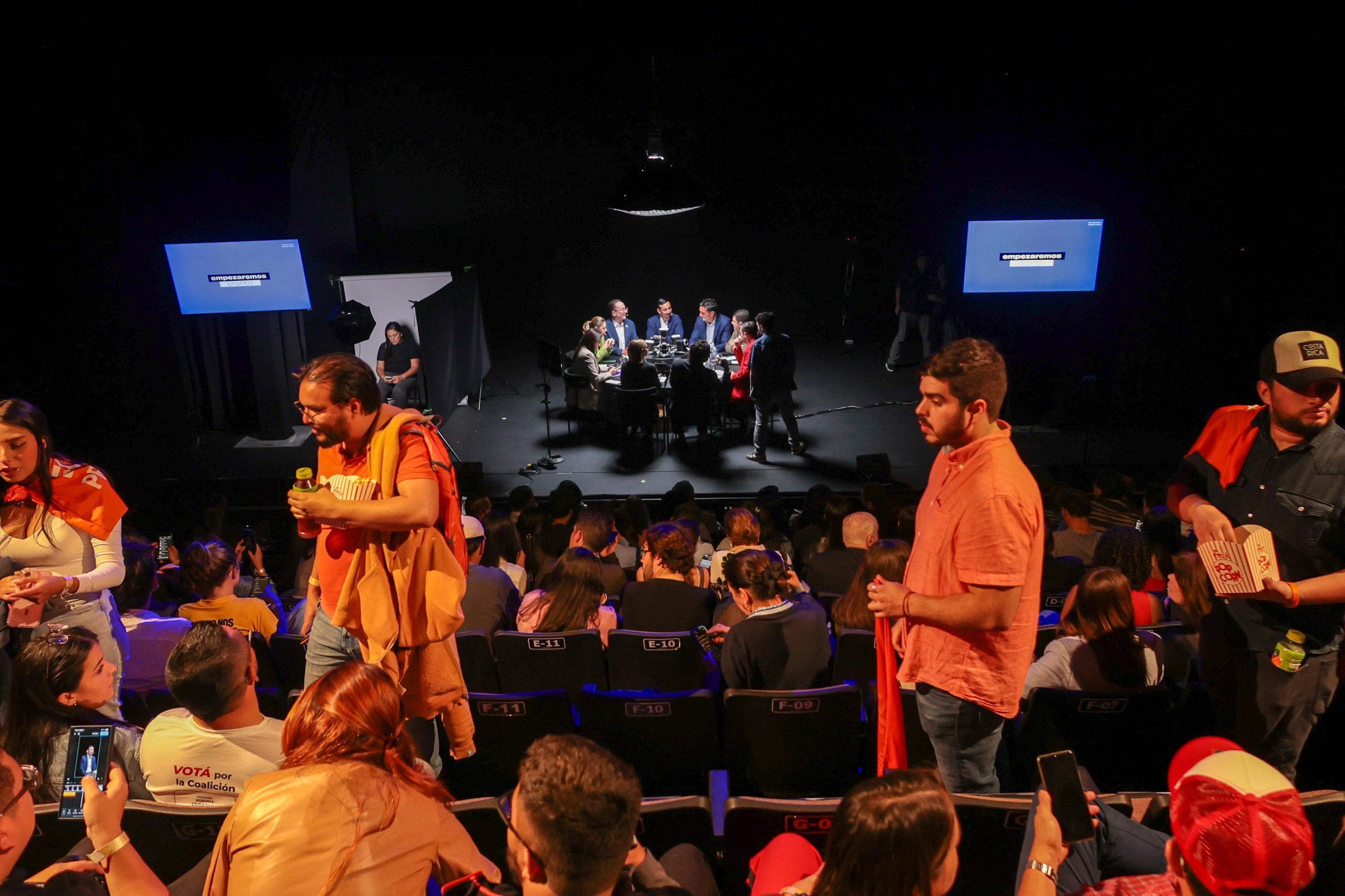 Claudia Dobles (CAC), Eli Feinzaig (PLP), Ariel Robles (FA), Jose Aguilar (Avanza), Álvaro Ramos (PLN) y Juan Carlos Hidalgo (PUSC) participan en el debate de No Pasa Nada este miércoles 28 de enero.