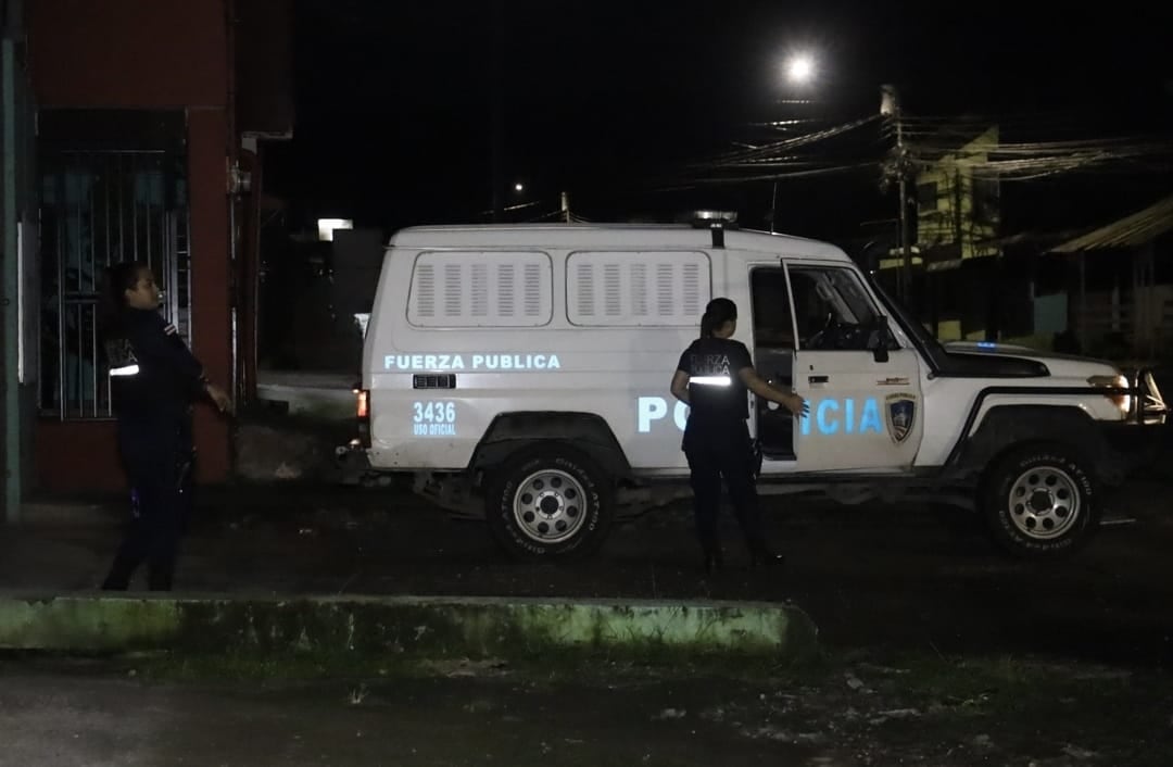 La escena donde fue hallado el cuerpo quedó custodiaba por Fuerza Pública en el sector de Aguas Zarcas de Matama, Limón. Fotografía: