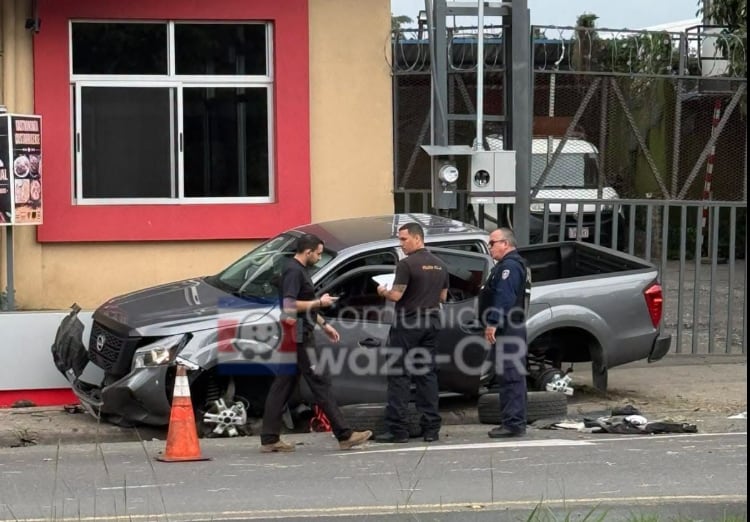 El carro es revisado por agentes del OIJ tras la colisión y robo