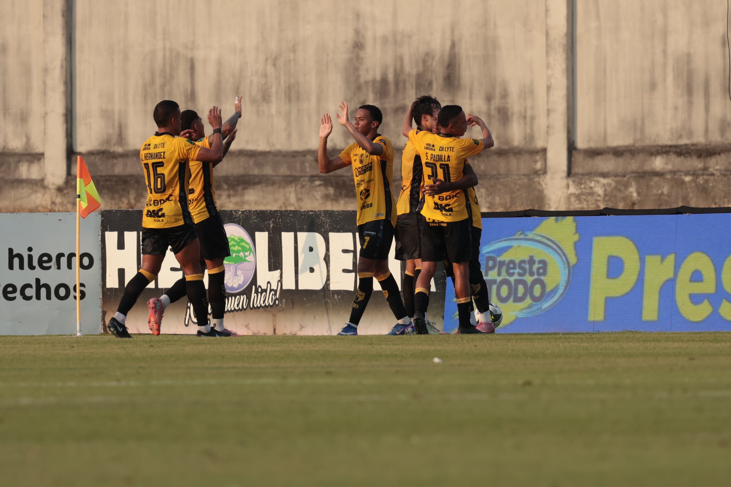 26/04/2026/ juego entre Municipal Liberia vs Liga Deportiva Alajuelense por la jornada 18 del torneo clausura en el estadio Edgardo Baltodano de Liberia / foto John Durán