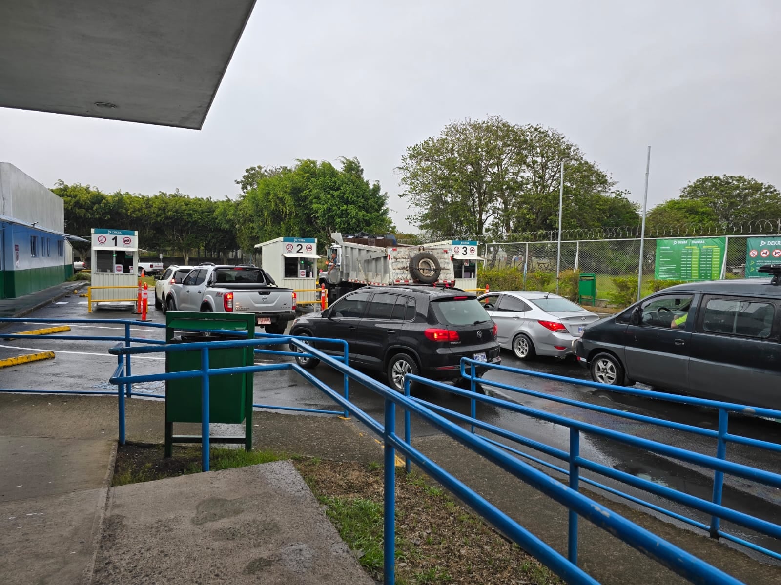 Conductores esperaron ser atendidos en Dekra