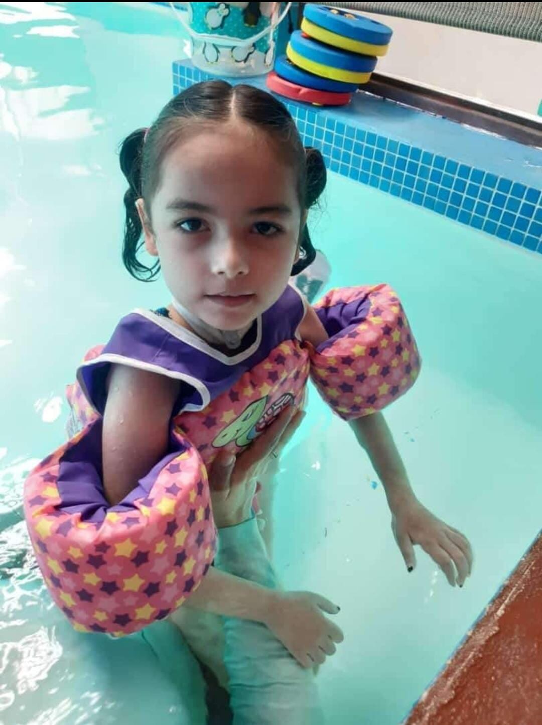 Ebonny Ballestero Rodríguez es una niña de 9 años que baila típico, pinta uñas, ama el maquilla y pinta cuadros, demostrando que utilizar una silla de ruedas no es obstáculo para alcanzar los sueños.