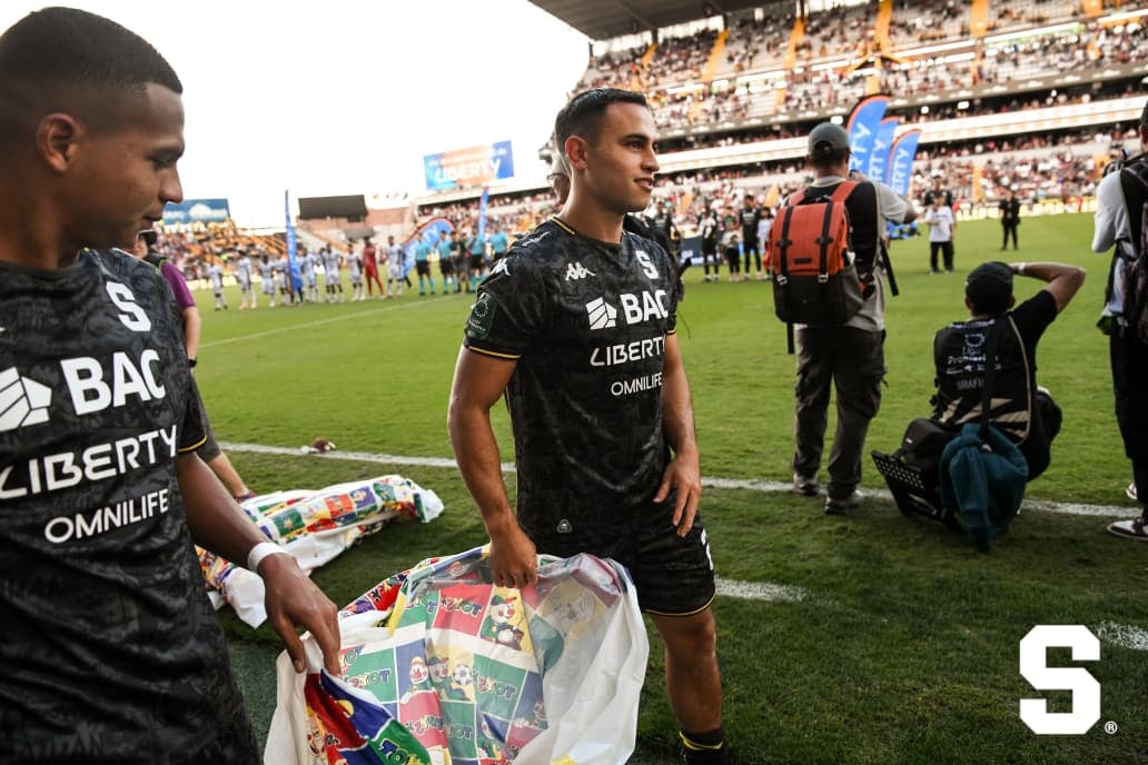 La lluvia de peluches en el estadio Saprissa ya es toda una tradición al inicio de la navidad.