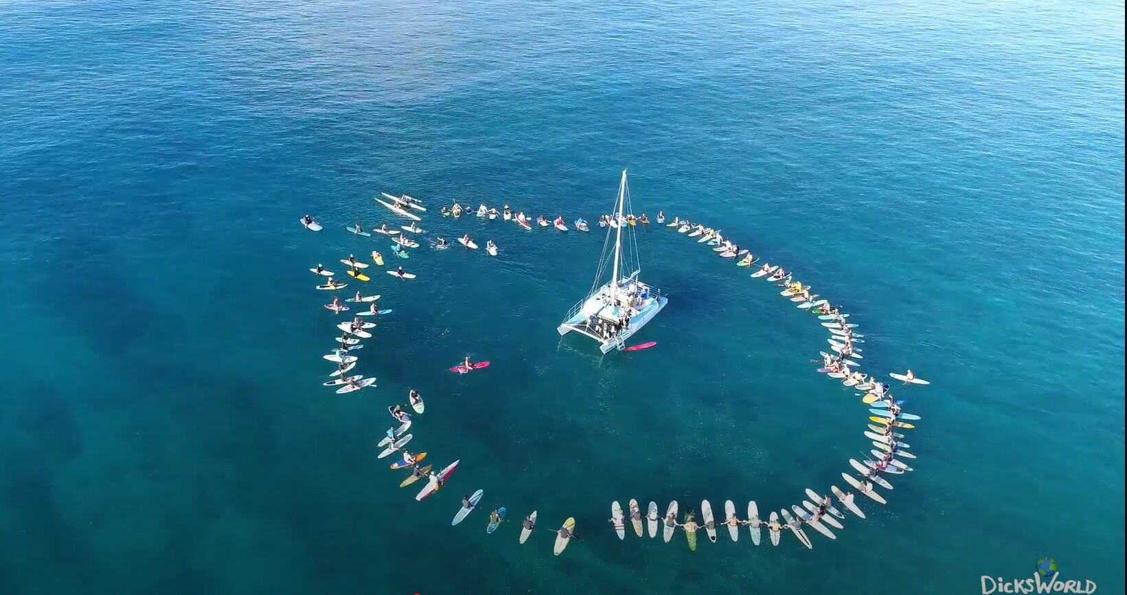 Lo surfistas realizan un paddle out para honrar a un amigo fallecido. Captura Youtube.