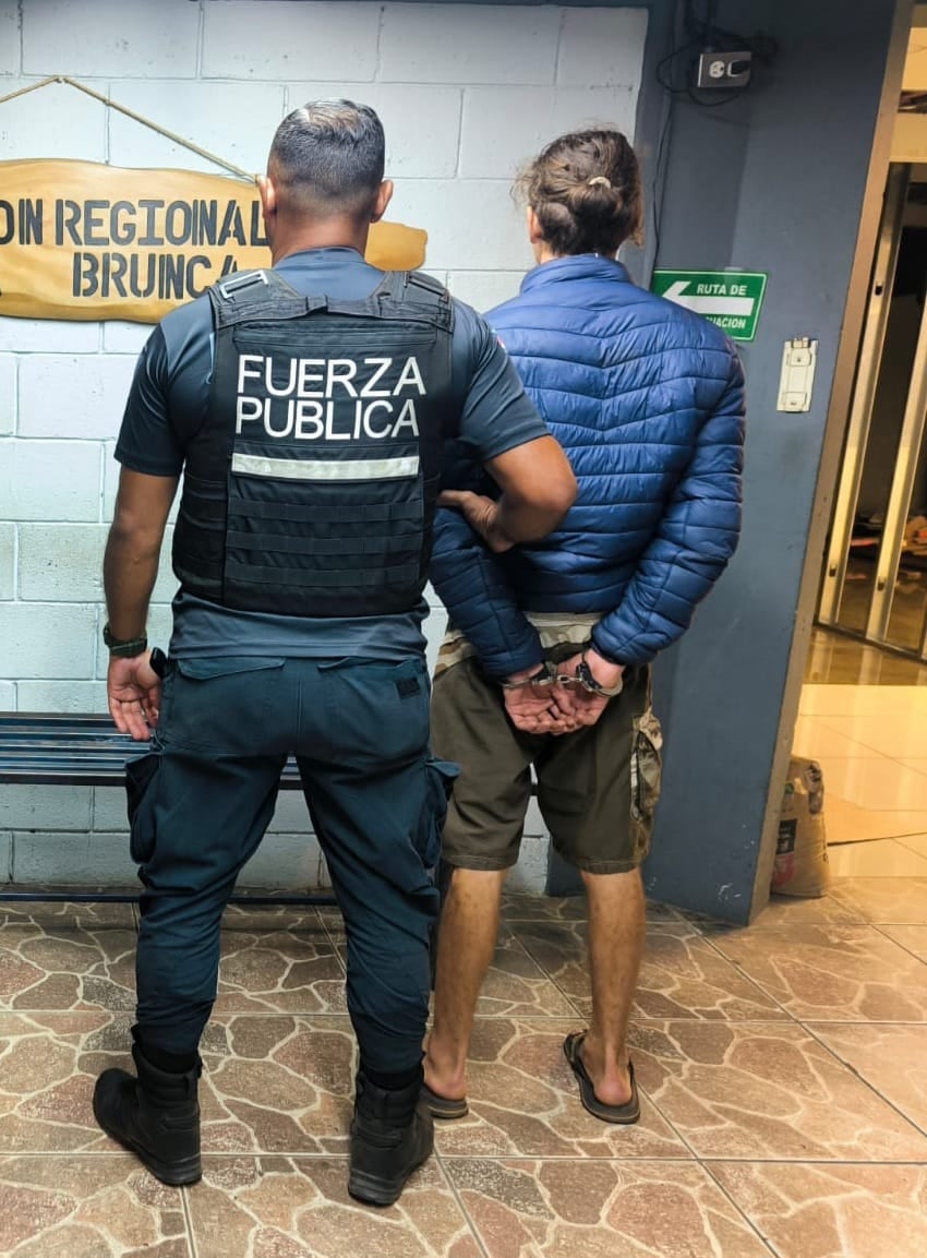 Dos hombres de apellidos Fallas y Sánchez fueron detenidos por la Fuerza Pública en Perez Zeledón por andar moto y pick up con denuncias por robo. Foto: MSP