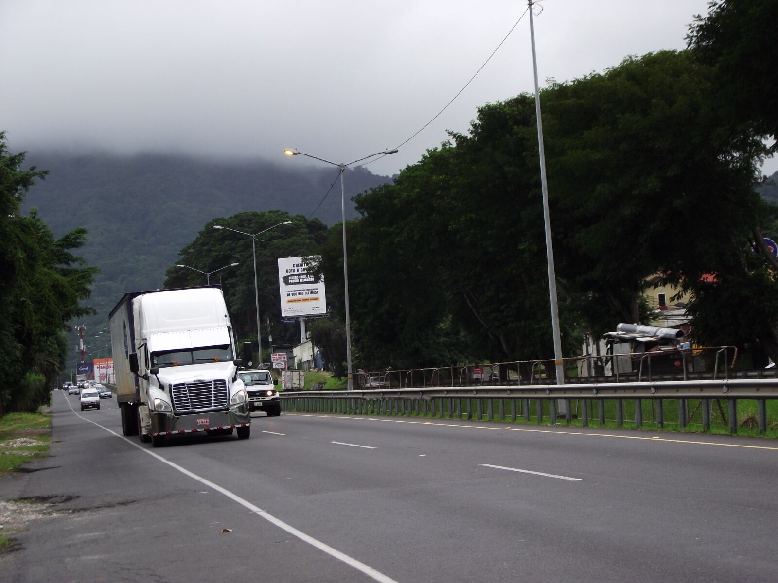 A partir del jueves 1° de agosto, al mediodía no se permitirá le paso de camiones articulados o que transporten materiales peligrosos, desde Hacienda Vieja y hasta el cruce de La Lima, durante la romería hacia la Basílica de los Ángeles. Prensa MOPT.