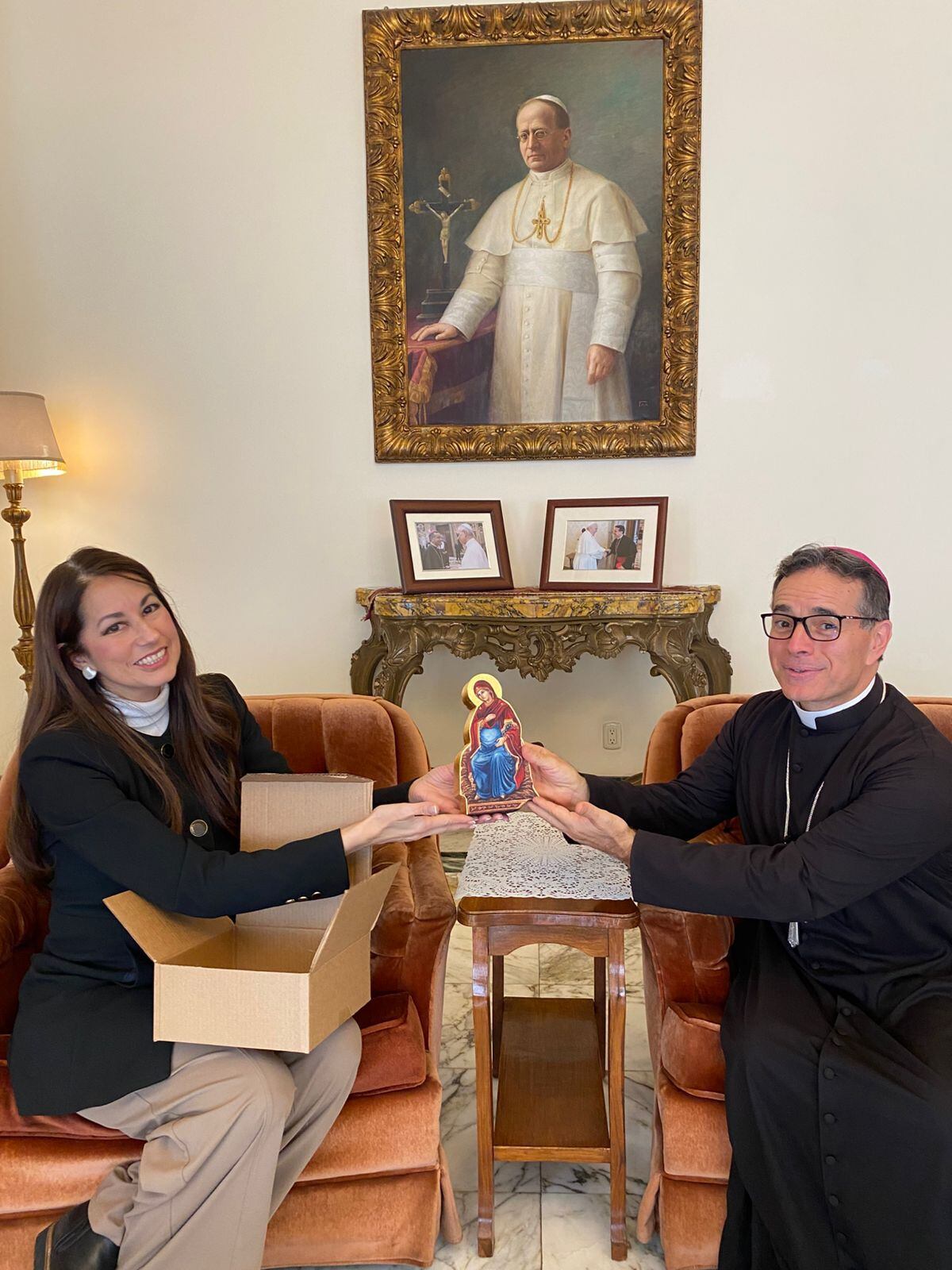 El papa León XIV bendecirá, el 15 de diciembre del 2025, un pesebre llamado Gaudium (Gozo) de la artista sacra costarricense Paula Sáenz el cual se exhibirá en el aula Paulo VI del Vaticano. En la foto, Paula entrega la virgencita embarazada a monseñor Mark Gerard Miles, nuncio apostólico de Costa Rica