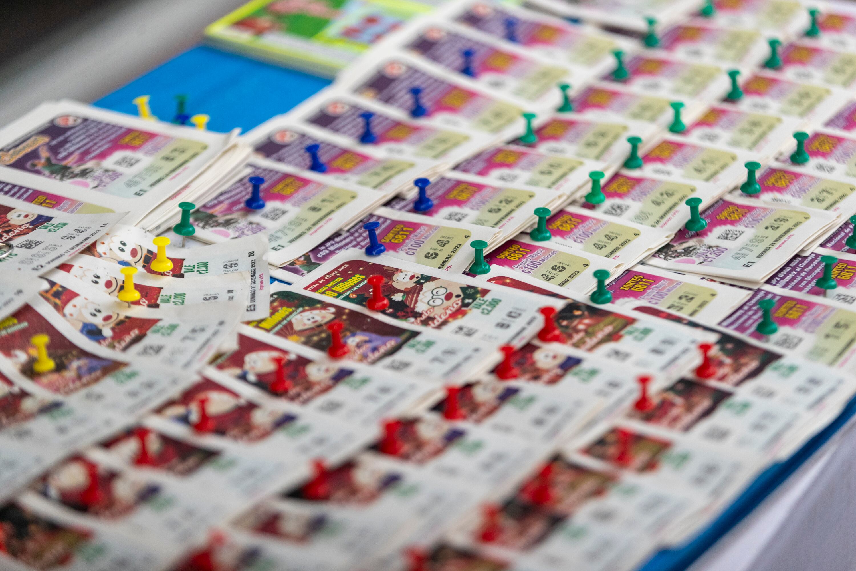 24/11/2023, San José, Avenida Central, recorrido para ver como están las ventas de loteria nacional y las compras navideñas de este año.