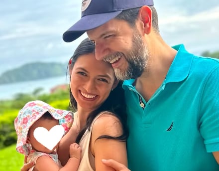 Periodista Carolina Monge, de Buen día, junto a su esposo Víctor Barrante y su hija Mariana