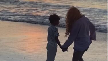 Videos muestran lo bien que se la pasan Paulina Rubio y su hijo en Guanacaste