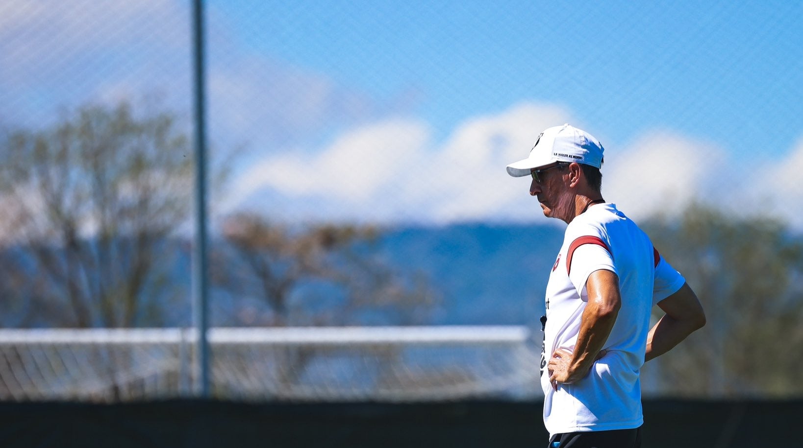 Alexandre Guimaraes intenta sacar el máximo provecho a sus primeros entrenamientos con Liga Deportiva Alajuelense.