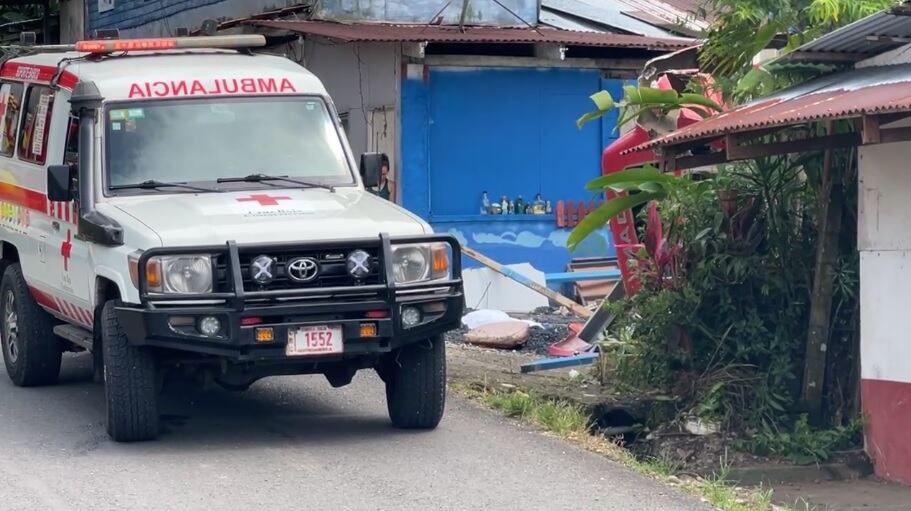 Señora de 77 años muere luego de que vagoneta se estrelló contra su casa. Foto Allan Jara/Facebook.