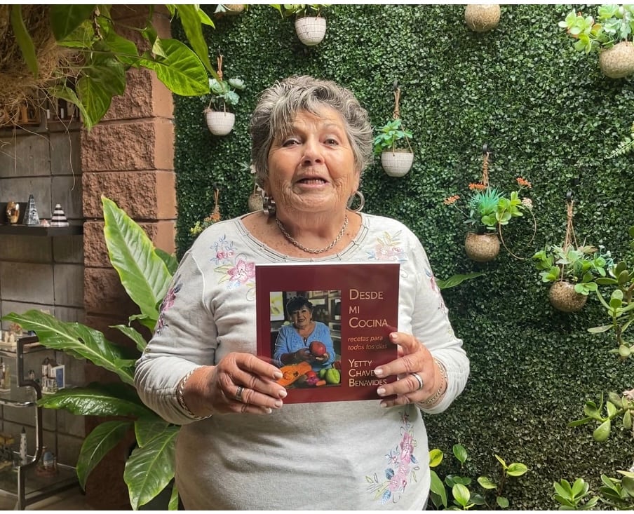 Nunca en la vida doña Yetty Chaverrí, una herediana de pura cepa, se imaginó que a sus 83 años, siendo mamá, abuela y bisabuela, publicaría un libro de recetas costarricenses que se convertiría en todo un éxito de ventas