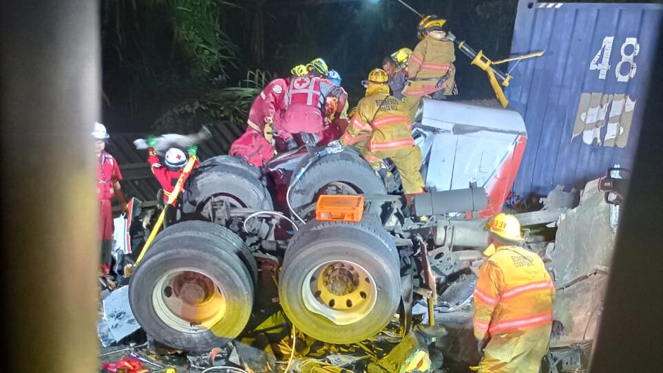 Carlos Alberto Seas Martínez cumplió este domingo 4 de agosto un mes de haber estado a un hilo de la muerte, luego de que el cabezal que manejaba quedara totalmente destruido al ser aplastado por un contenedor. Foto: Alberto Seas para La Teja