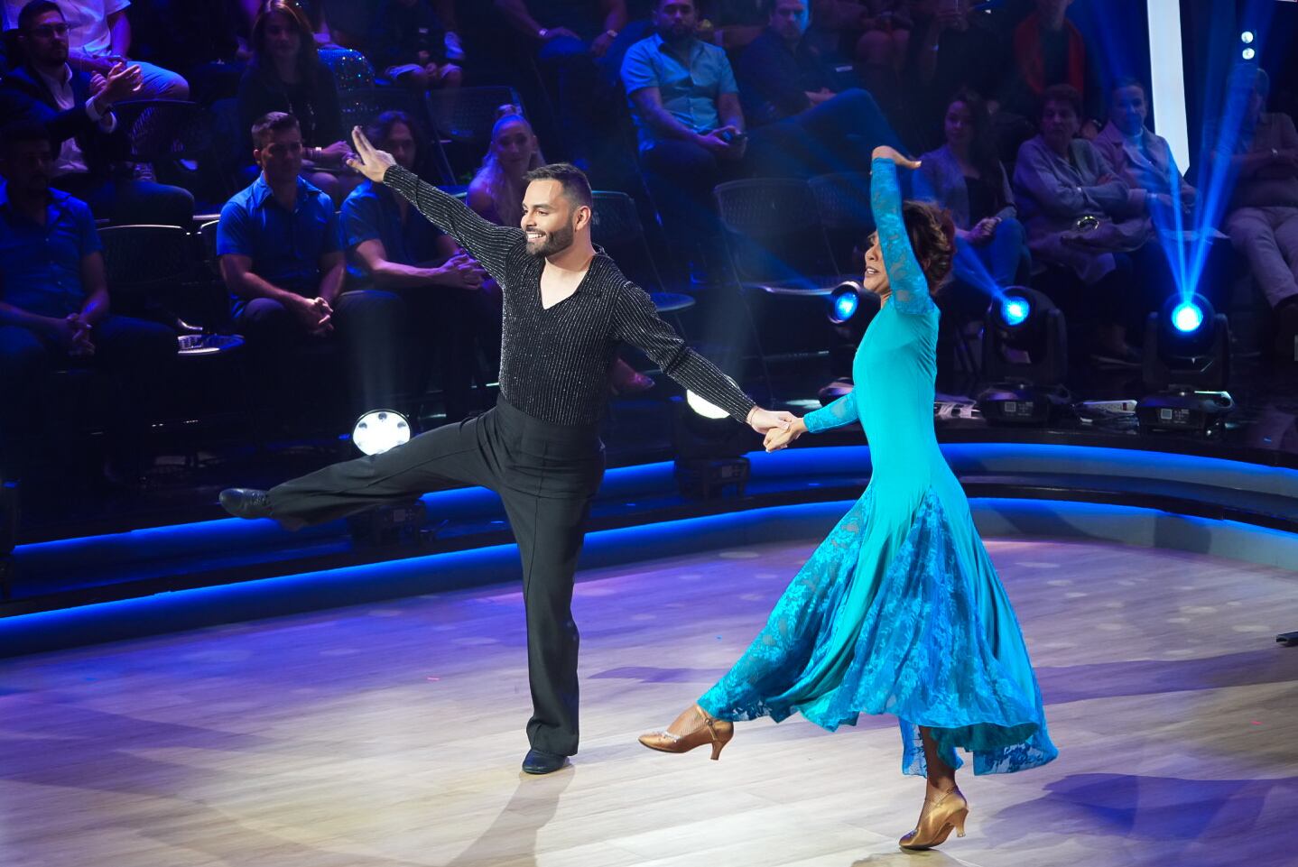 कोण नाचत आहे ते पहा. छान शेवट