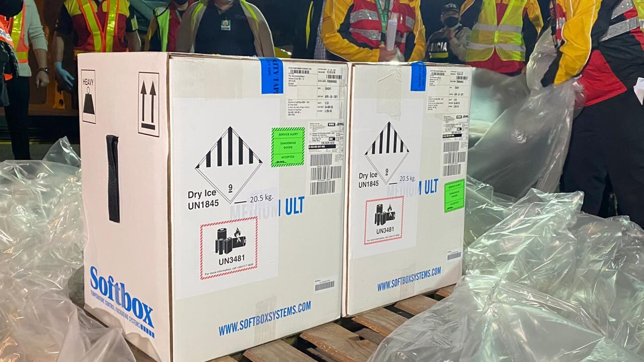 Puntual. A las nueve de la noche llegó al aeropuerto Juan Santamaría el avión de DHL, color amarillo, que trajo al país las primeras 9.750 vacunas contra el covid-19 de Pfizer-Biontech. La otra semana, también por vía aérea, llegarán 10.725 vacunas más.