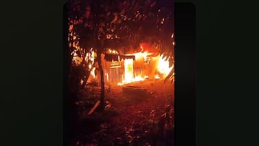 Incendio en el sur del país: Hombre sufre quemaduras y pierde su hogar