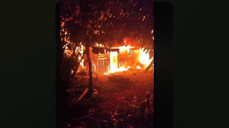 Un hombre sufrió quemaduras en medio de un incendio que consumió su casa en Laurel de Corredores, frontera sur con Panamá. Foto: ANI