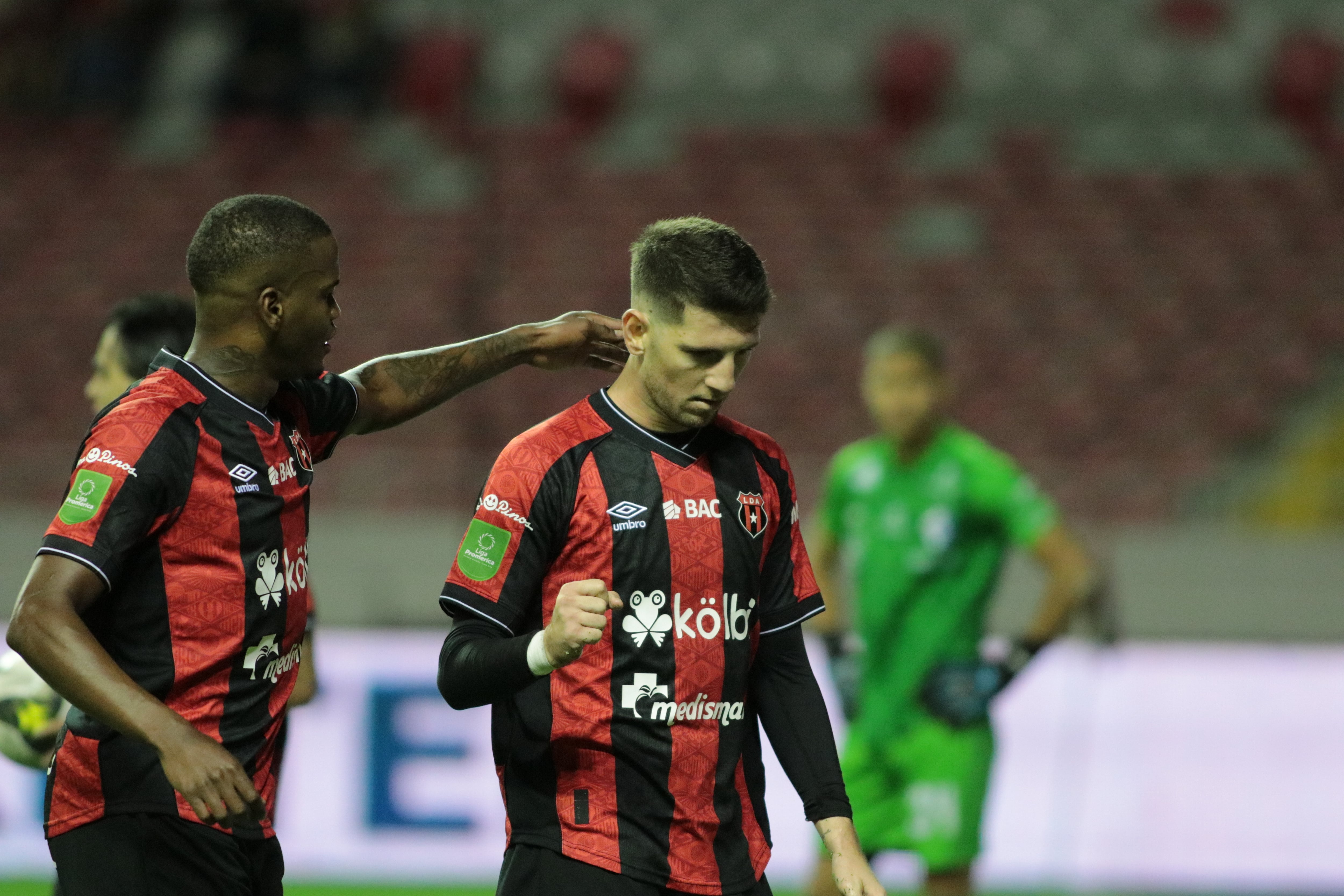 02-02-2025 Estadio Nacional, San José, partido de la jornada 7 del campeonato de primera divisón entre Liga Deportiva Alajuelense y Club Sport Cartaginés. 
En la Foto: Anotación Alberto Toril y Larry Ángulo Alajuelense 
Jonathan Jiménez Flores para Grupo Nación