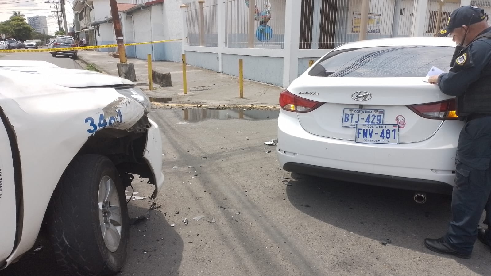 Dos sujetos de apellidos Jiménez y Miranda, ambos con expediente policial, son sospechosos de cometer un robo y en su huida chocar dos patrullas de la Fuerza Pública. Foto: MSP