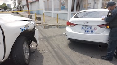 Delincuentes chocan dos patrullas al intentar huir de la Policía en barrio Cuba