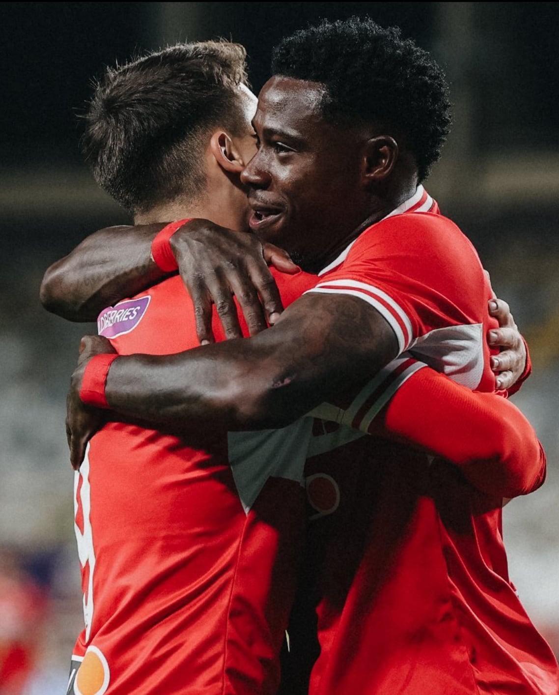 Quincy Promes (der.) celebró de forma especial con Manfred Ugalde.