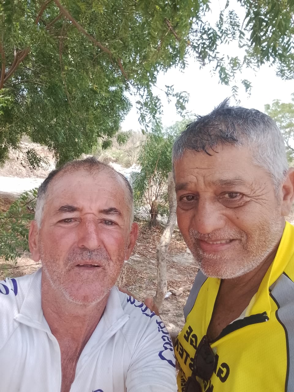 Tremenda leccion de vida, otra vez, nos está dando don Marco Luis Benavides Segura, mejor conocido como Makey Benavides. El ciclista costarricense, de la pura cepa de Esparza, pedaleando firme y constante ya llegó a México. En la foto con don David Vela.
