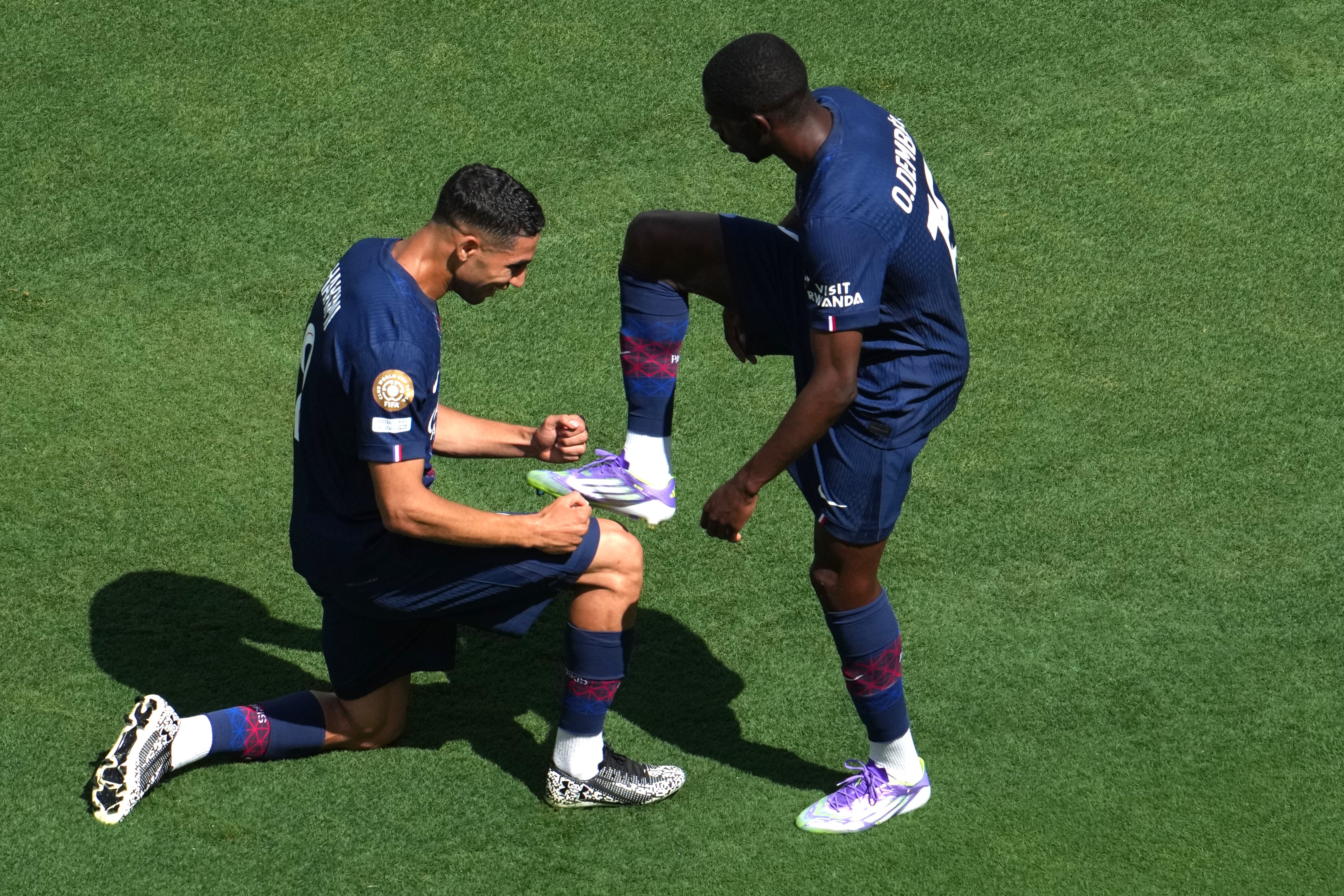 El delantero francés del Paris Saint-Germain, Ousmane Dembele (der.), celebra el segundo gol de su equipo con el defensa marroquí del Paris Saint-Germain, Achraf Hakimi