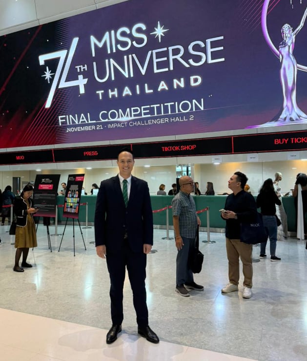 Rafa Pérez y su novia Mahyla Roth en el Miss Universo 2025 en Tailandia.