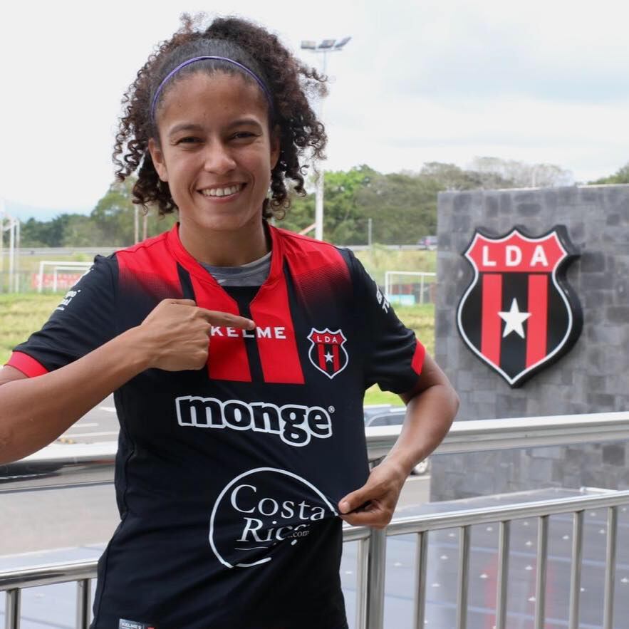 Marilenis Oporta, jugadora de Alajuelense que se tatuó la copa. Cortesía.