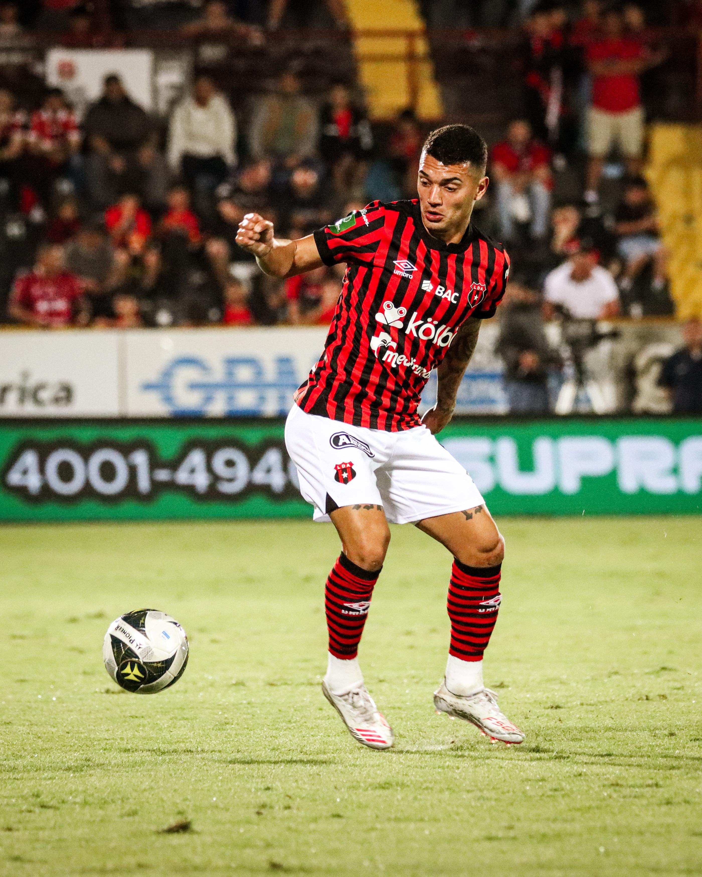 Malcon Pilone sufrió una lesión seria en el partido entre San Carlos y Liga Deportiva Alajuelense.