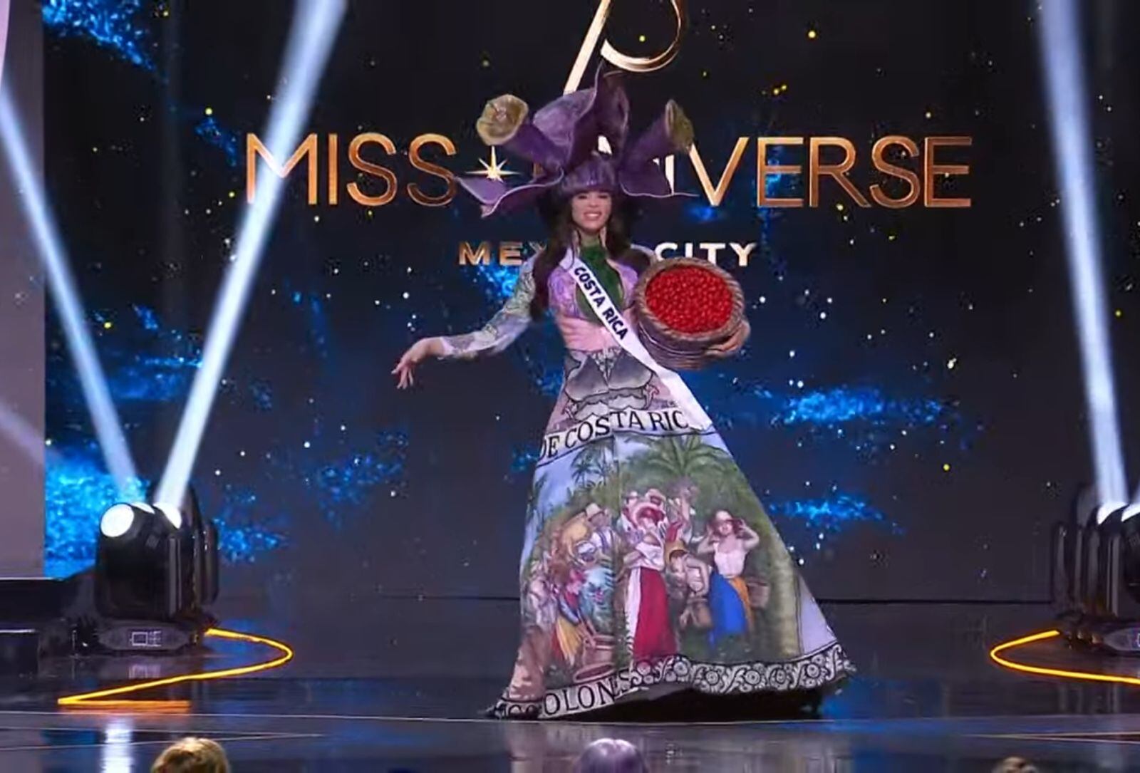 Elena Hidalgo lució este traje típico, inspirado en el billete de 5 colones, en el Miss Universo 2024