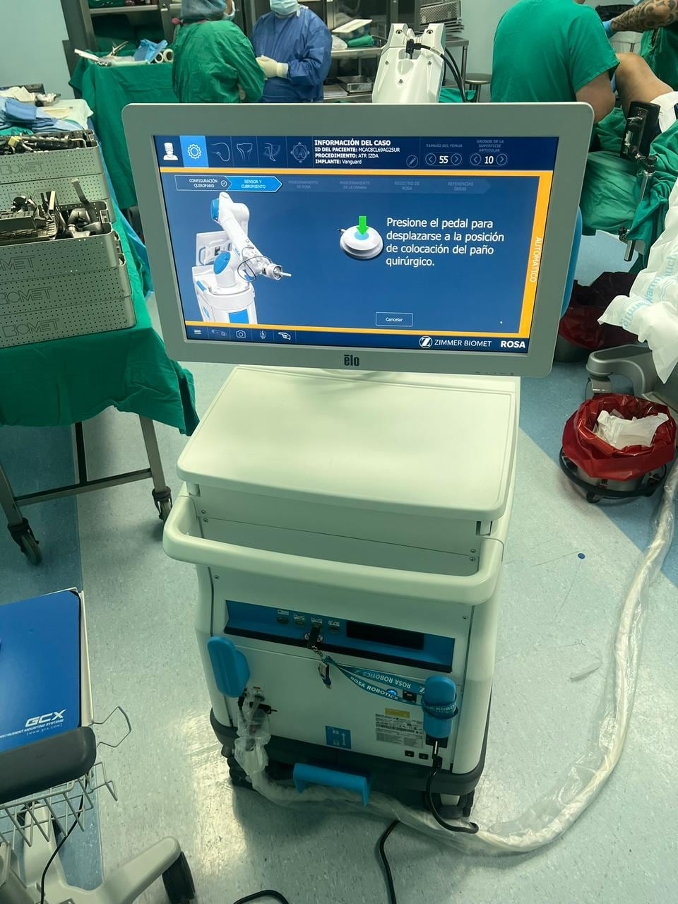 Rosa, el robot que ayuda a los cirujanos a hacer operaciones de reemplazo de rodilla