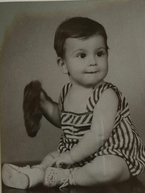 La familia Vargas Hidalgo de Santa Bárbara de Heredia, comenzó en 1927 una especial tradición al vestir a los que iban naciendo, a los 9 meses, con un mismo vestidito que hizo doña Mélida Hidalgo Cortés. El vestido tiene ya 96 años y lo han usado 11 hijos, 34 nietos, 80 bisnietos y 52 tataranietos, 176 bebés en total