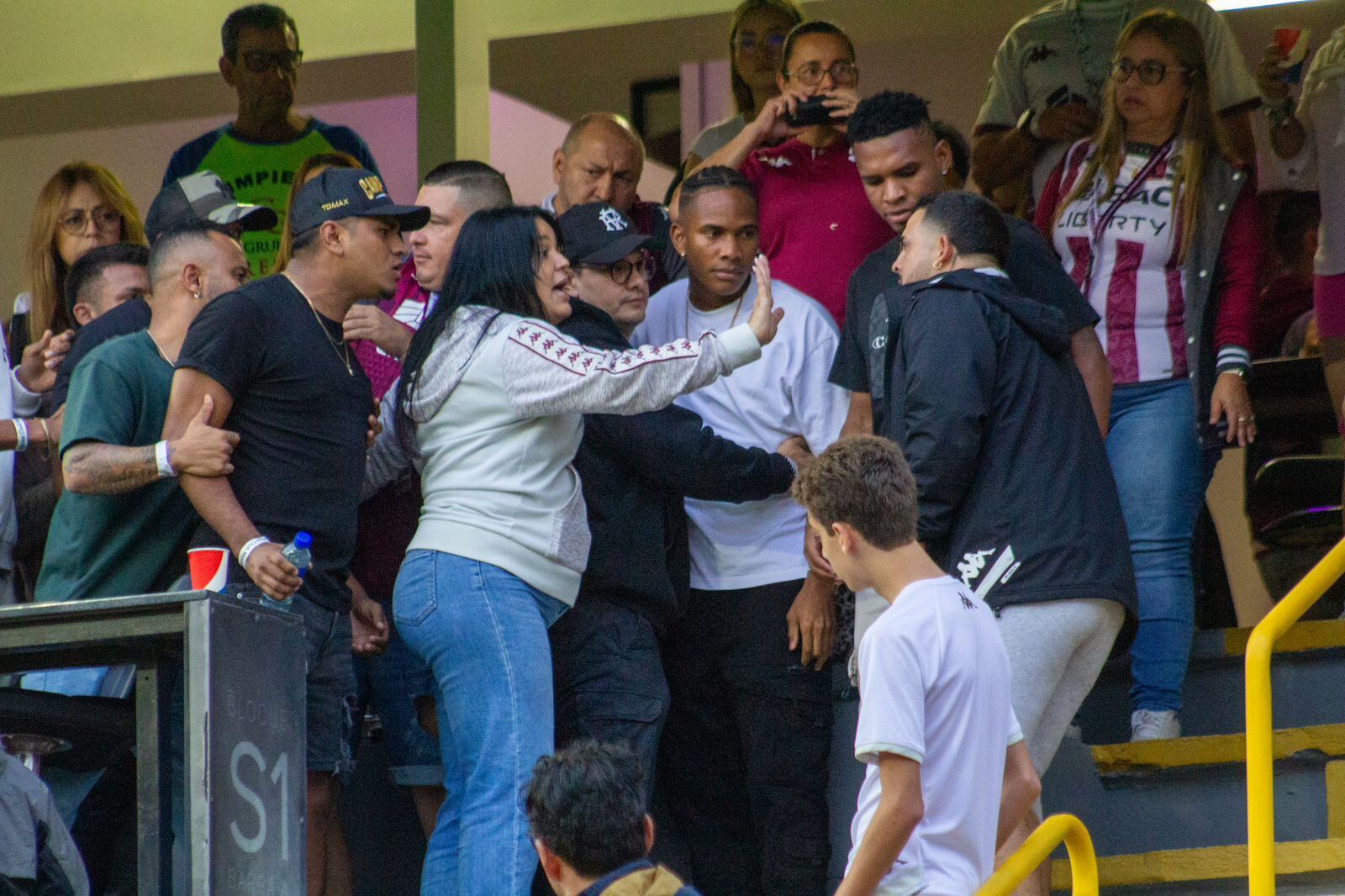 Los jugadores Orlando Sinclair y Ryan Bolaños estuvieron involucrados en el juego. Foto: Ascenso Total cortesía.