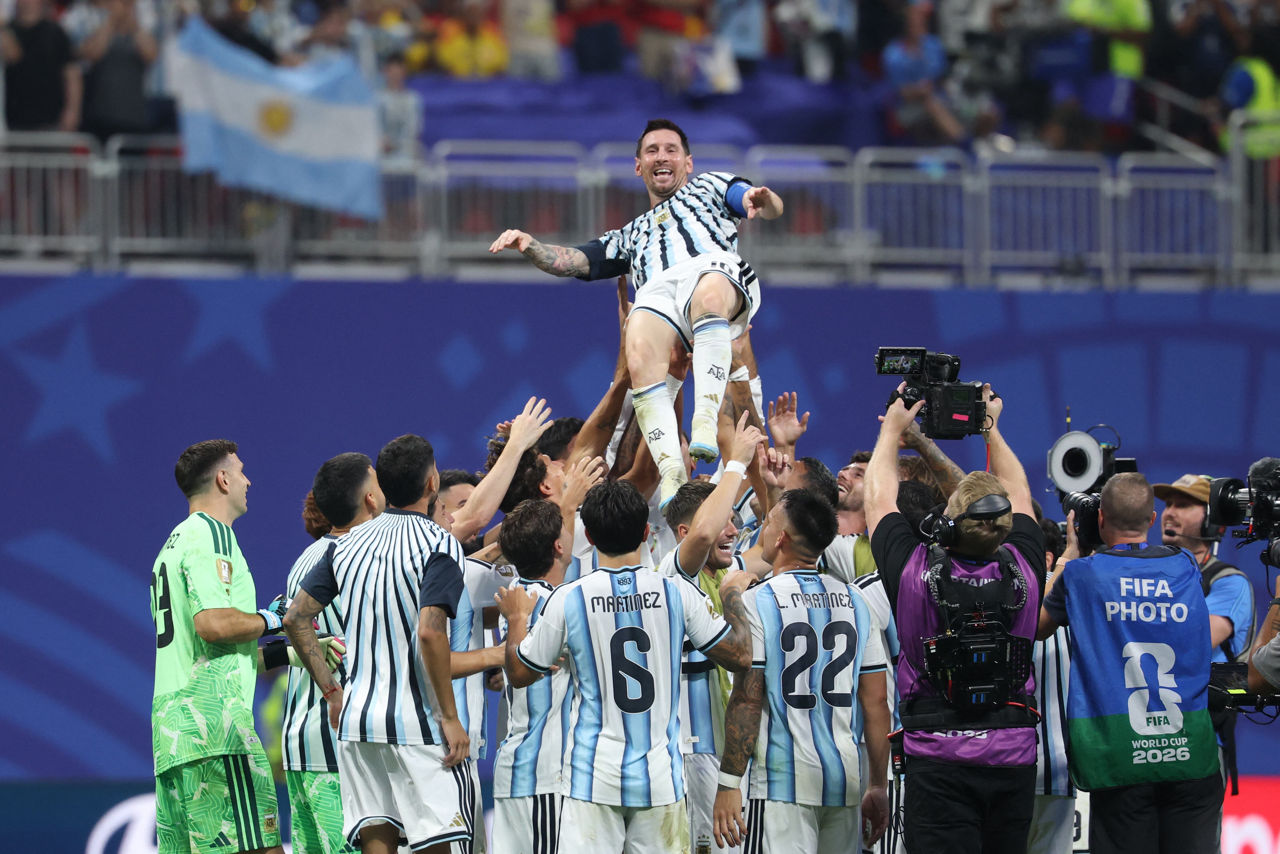 Messi anotó nuevamente y al final del juego sus compañeros celebraron así con él
