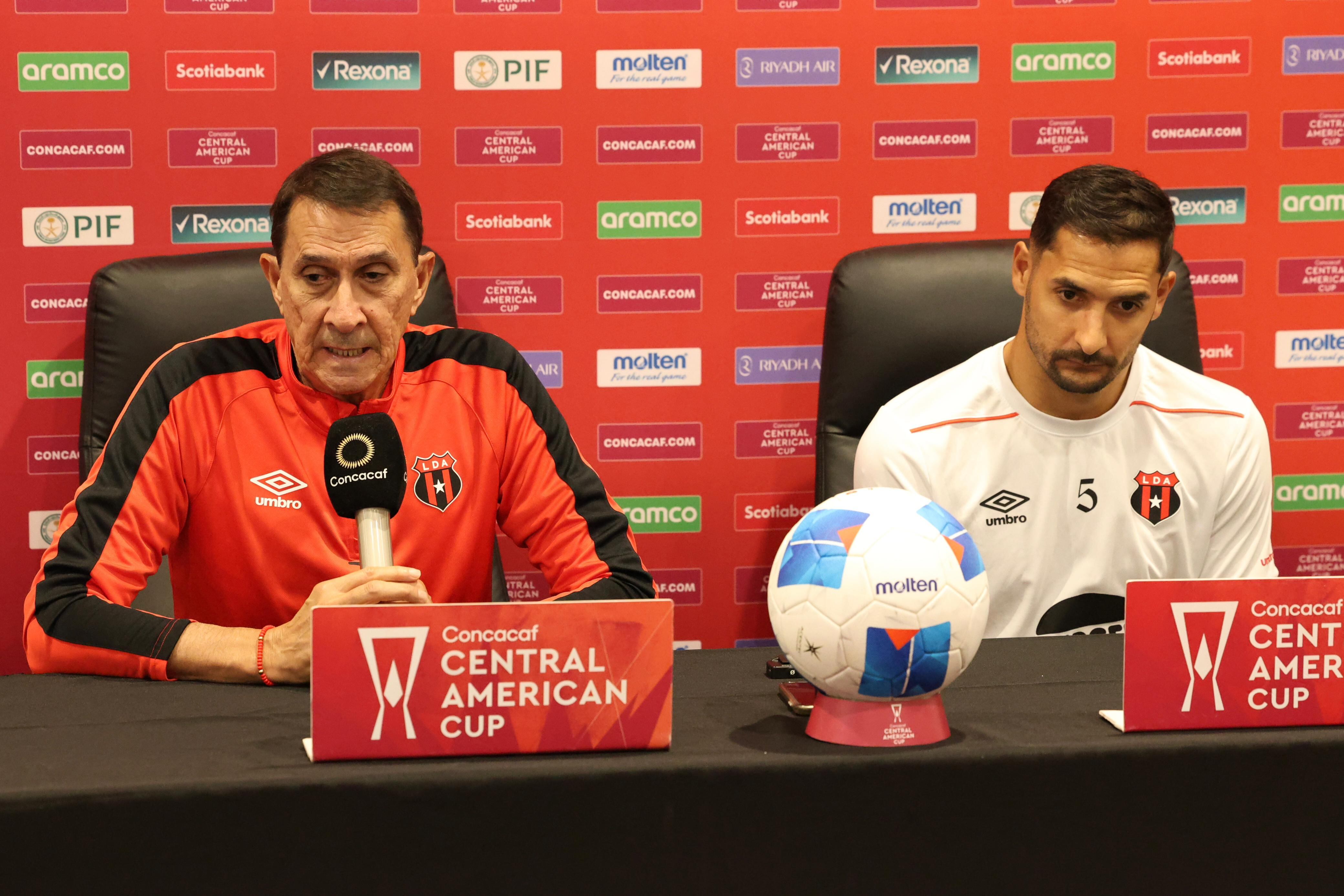 Alexandre Guimaraes y Celso Borges en la conferencia de prensa de Alajuelense previo al juego contra el Real Estelí.  Prensa LDA.