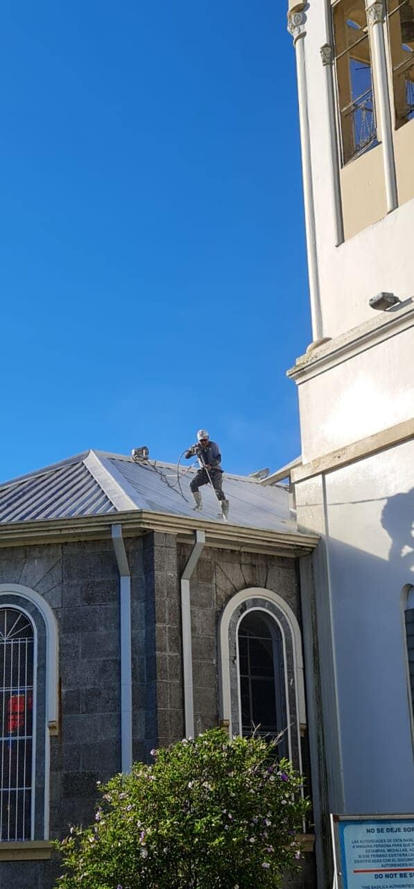 En estos momentos la Basílica de Nuestra Señora de Los Ángeles en Cartago está recibiendo un buen baño para dejarla preciosa con miras a la celebración de las fiestas patronales en agosto próximo.