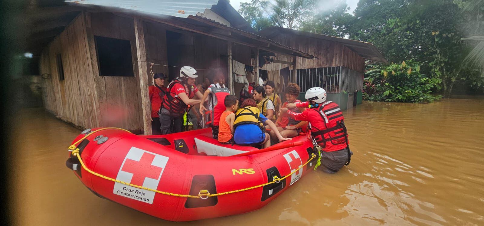 Rescates por inundaciones en Guatuso