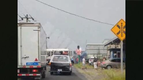 Un violento choque entre un carro y el tren puso a correr a los Bomberos desde las 8:23 a. m. de este jueves 14 de agosto del 2025, en Pavas. Foto: Cortesía