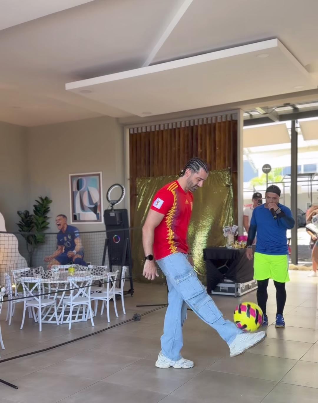 Alaïa celebró su cumpleaños con temática de fútbol en Heredia junto a Toni Costa.