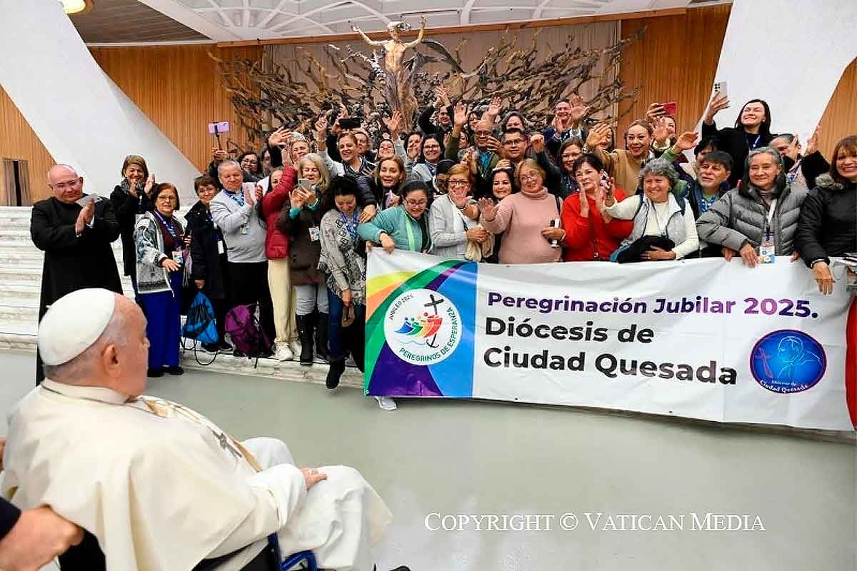 Feligreses de Ciudad Quesada se reunieron con el papa Francisco y le llevaron café
