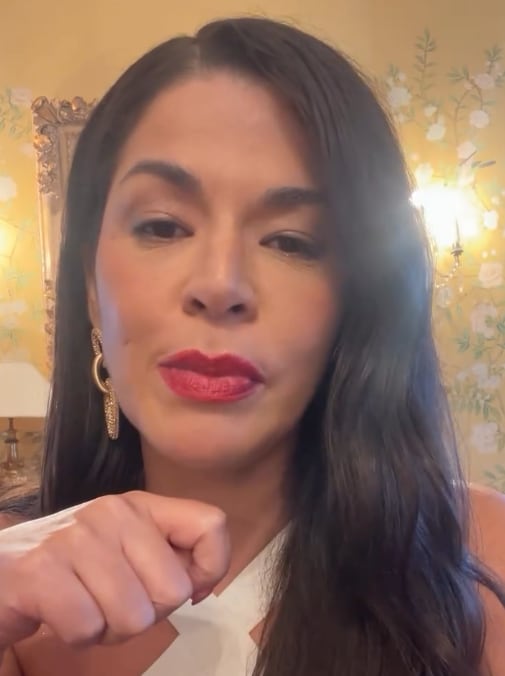 Exfigura de Teletica participa en el nuevo video musical de Eladio Carrión