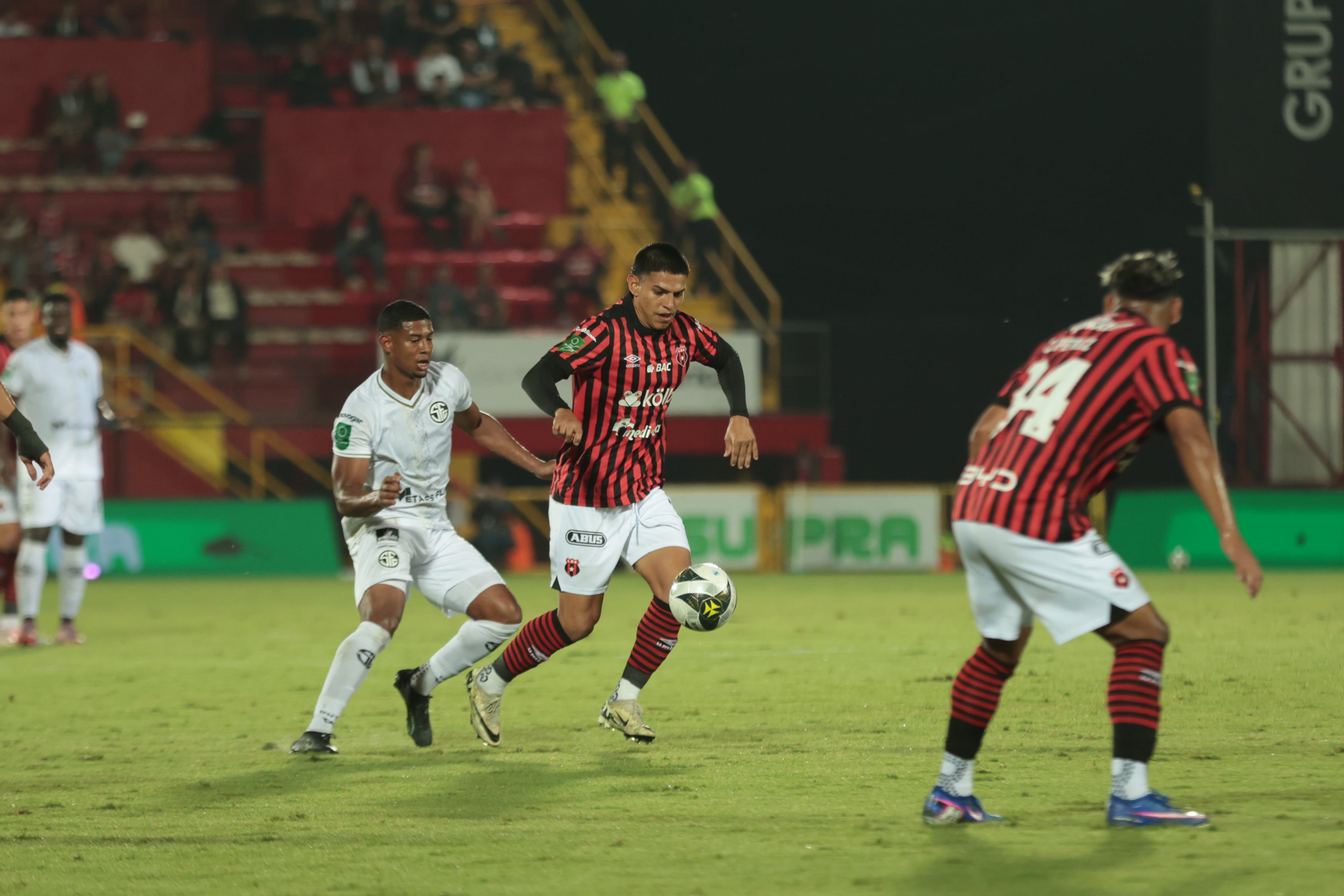 15/02/2025/ Juego entre Liga Deportiva Alajuelense vs Sporting FC en el estadio Alejandro Morera Soto / foto John Durán